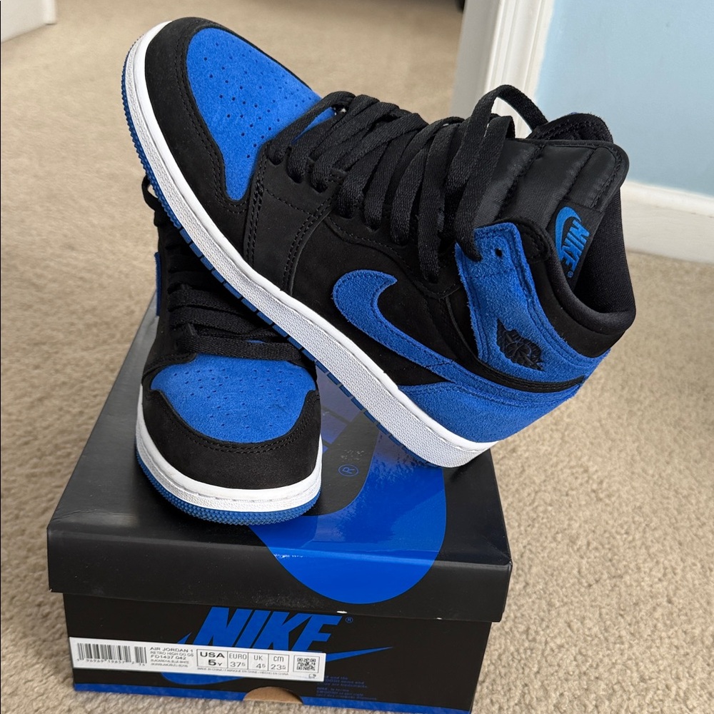 Jordan 1 Retro High OG Sneakers in Black and Royal Blue - Picture 2 of 4